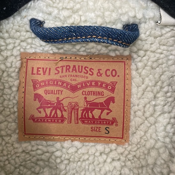 Levi’s Denim Sherpa-Lined Jean Jacket - Picture 2 of 7